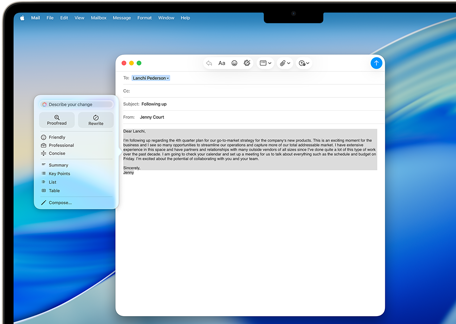 Écran d'un MacBook Air affichant les Outils d'écriture d'Apple Intelligence utilisés pour rédiger un e-mail