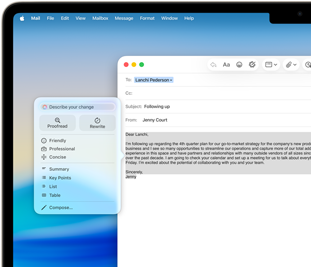 Écran d'un MacBook Air affichant les Outils d'écriture d'Apple Intelligence utilisés pour rédiger un e-mail