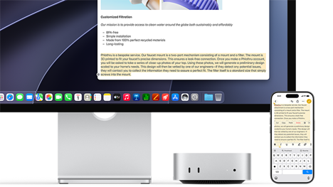 Mac mini de face, glissé sous un Studio Display, un iPhone se trouve à droite de l'appareil et de l'écran, du texte sélectionné avec les commandes Couper, Copier, Coller et Remplissage automatique en haut de l'iPhone correspond au texte surligné à l'écran, illustrant le fonctionnement du presse-papiers universel