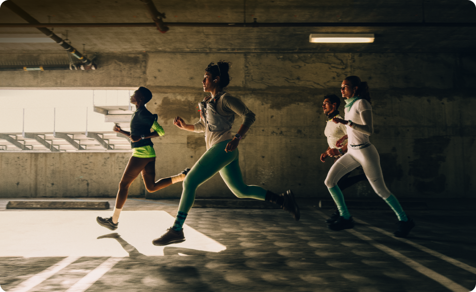 Un groupe de personnes court en ville, chacune d'entre elles porte une Apple Watch Series 12