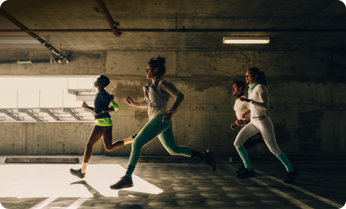 Un groupe de personnes court en ville, chacune d'entre elles porte une Apple Watch Series 12