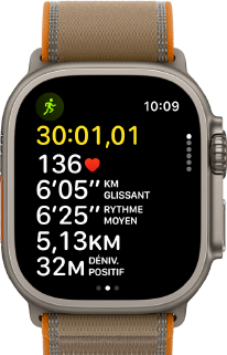 Apple Watch Ultra 4, boîtier en titane, finition naturelle, données avancées de l'exercice Course en plein air, côté droit, Digital Crown, bouton latéral en saillie, Boucle Trail, coloris sable