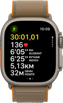 Apple Watch Ultra 4, boîtier en titane, finition naturelle, données avancées de l'exercice Course en plein air, côté droit, Digital Crown, bouton latéral en saillie, Boucle Trail, coloris sable