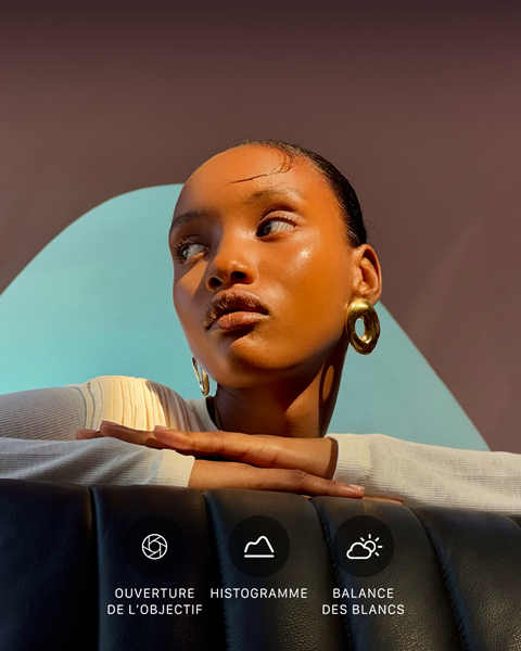 Portrait lumineux en gros plan d'une personne sur un fond coloré, illustrant l'interface des commandes Pro du système caméra pro : ouverture, histogramme, balance des blancs