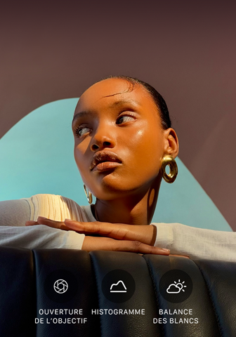 Portrait lumineux en gros plan d'une personne sur un fond coloré, illustrant l'interface des commandes Pro du système caméra pro : ouverture, histogramme, balance des blancs