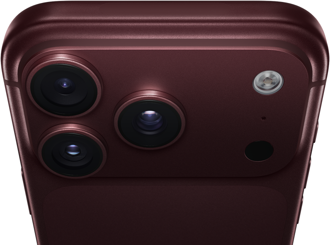 iPhone 18 Pro Max, finition bordeaux (rouge foncé), face arrière, système caméra Pro Fusion au sommet, 3 objectifs, lamelles d'ouverture variable partiellement fermées, flash, micro et scanner LiDAR, face supérieure, antenne cellulaire, côtés plats, bords arrondis
