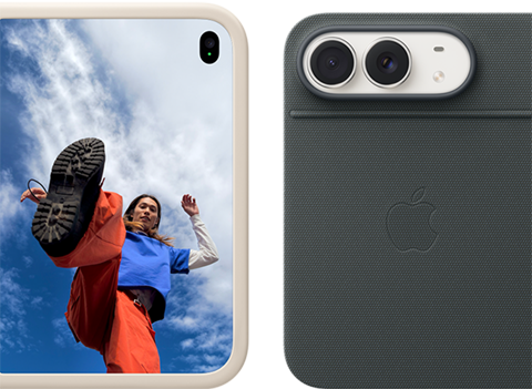 iPhone Duo, finition blanc stellaire dans une coque en silicone sable, mode paysage, entièrement ouvert en position horizontale, double caméra Fusion en haut à gauche, une coque recouvre la face extérieure arrière et le bord de l'écran interne, le côté droit présente l'écran externe affichant l'image d'une personne. iPhone Duo, finition blanc stellaire, appuyé sur le Folio marine avec support, complètement ouvert à l'horizontale ; la face extérieure arrière met en évidence la double caméra Fusion 48 MP, deux objectifs