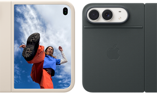 iPhone Duo, finition blanc stellaire dans une coque en silicone sable, mode paysage, entièrement ouvert en position horizontale, double caméra Fusion en haut à gauche, une coque recouvre la face extérieure arrière et le bord de l'écran interne, le côté droit présente l'écran externe affichant l'image d'une personne. iPhone Duo, finition blanc stellaire, appuyé sur le Folio marine avec support, complètement ouvert à l'horizontale ; la face extérieure arrière met en évidence la double caméra Fusion 48 MP, deux objectifs