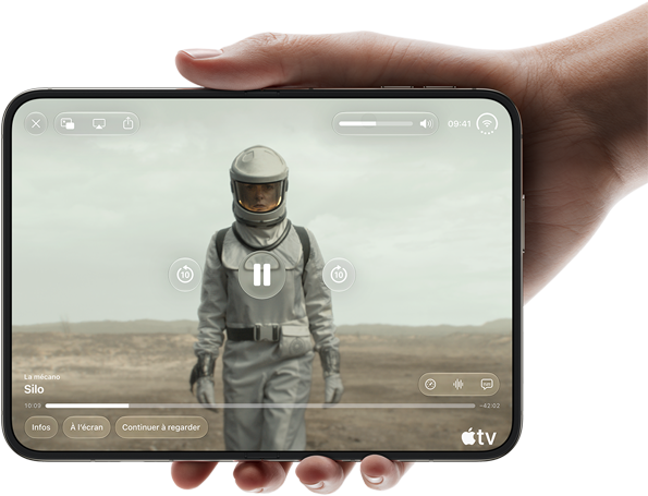iPhone Duo, tenu à une main, ouvert en position horizontale, entièrement déplié, l'écran interne affichant la série Apple TV « Silo »