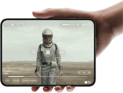 iPhone Duo, tenu à une main, ouvert en position horizontale, entièrement déplié, l'écran interne affichant la série Apple TV « Silo »