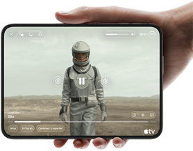 iPhone Duo, tenu à une main, ouvert en position horizontale, entièrement déplié, l'écran interne affichant la série Apple TV « Silo »