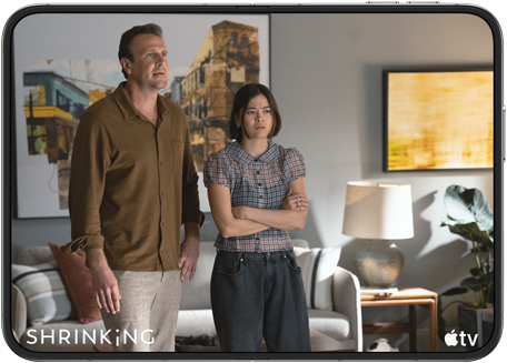 iPhone Duo, ouvert en position horizontale, la série Apple TV « Shrinking » est en cours de lecture à l'écran