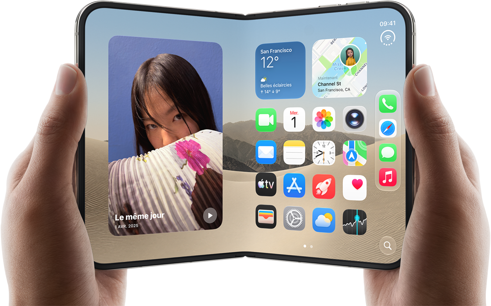 iPhone Duo, finition blanc stellaire, tenu à deux mains en mode paysage, déplié, l'écran interne affiche des photos sur le côté gauche, des apps sur le côté droit