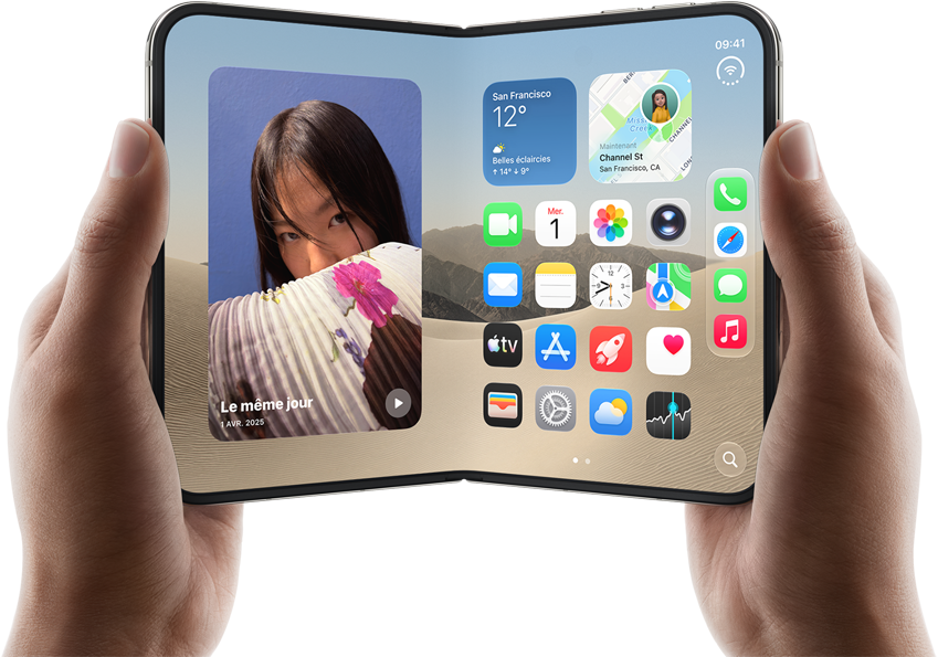 iPhone Duo, finition blanc stellaire, tenu à deux mains en mode paysage, déplié, l'écran interne affiche des photos sur le côté gauche, des apps sur le côté droit