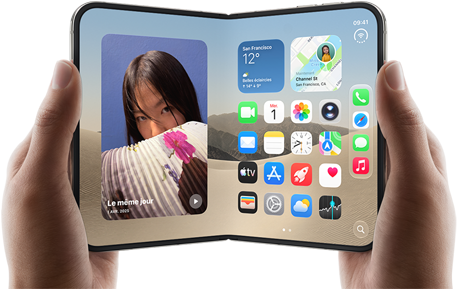 iPhone Duo, finition blanc stellaire, tenu à deux mains en mode paysage, déplié, l'écran interne affiche des photos sur le côté gauche, des apps sur le côté droit