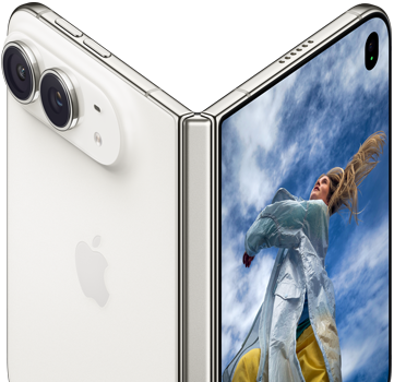 iPhone Duo, entrouvert à la manière d'un livre, mécanisme de la charnière au centre, volet extérieur arrière à gauche avec logo Apple et double caméra, écran externe à droite affichant le portrait d'une personne blonde