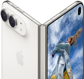 iPhone Duo, entrouvert à la manière d'un livre, mécanisme de la charnière au centre, volet extérieur arrière à gauche avec logo Apple et double caméra, écran externe à droite affichant le portrait d'une personne blonde