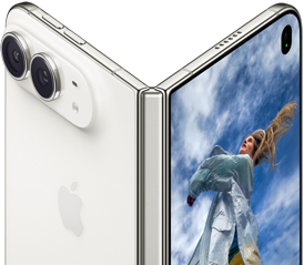 iPhone Duo, entrouvert à la manière d'un livre, mécanisme de la charnière au centre, volet extérieur arrière à gauche avec logo Apple et double caméra, écran externe à droite affichant le portrait d'une personne blonde