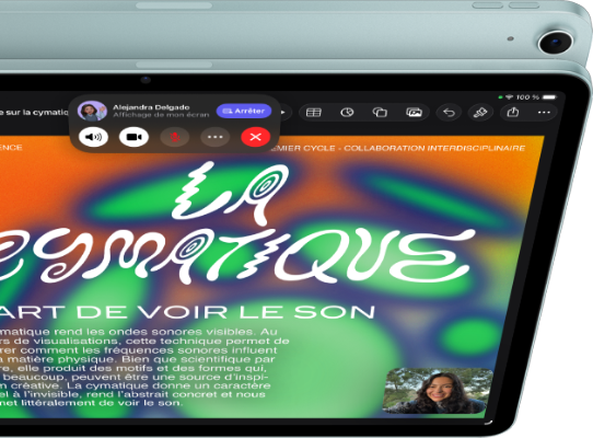 iPad Air, coloris bleu, face avant, écran affichant un appel vidéo FaceTime avec la fonctionnalité de partage d'écran en cours d'utilisation pour afficher l'app Keynote, face arrière, caméra arrière grand-angle 12 MP, bouton d'augmentation du volume, bouton de réduction du volume