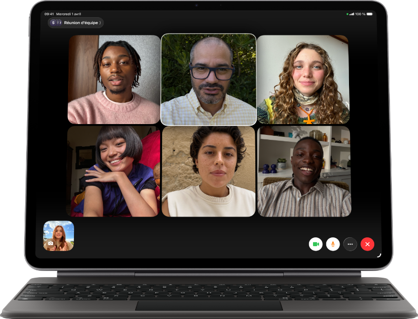 iPad Air fixé à un Magic Keyboard, coloris noir, écran affichant un appel FaceTime en groupe