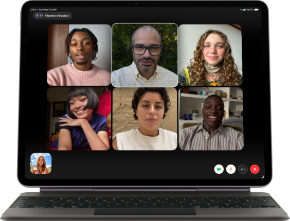 iPad Air fixé à un Magic Keyboard, coloris noir, écran affichant un appel FaceTime en groupe