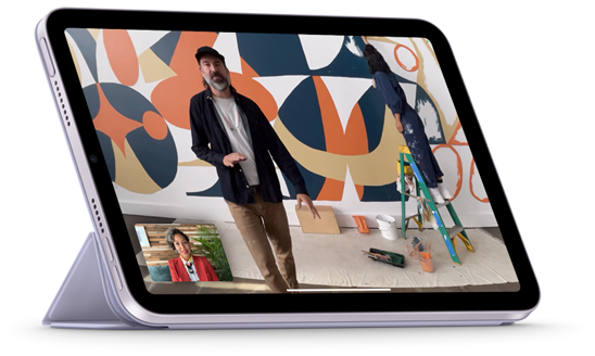 Fixé à un Smart Folio, un iPad mini en mode paysage est en position de visionnage. L'écran affiche un appel FaceTime avec Cadre centré