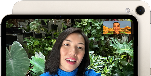 iPad mini, vue de face, affichant l'interface d'une caméra avant horizontale Center Stage 12MP, montrant une personne participant à un appel vidéo entourée de verdure