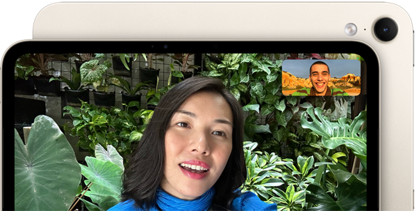 iPad mini, vue de face, affichant l'interface d'une caméra avant horizontale Center Stage 12MP, montrant une personne participant à un appel vidéo entourée de verdure