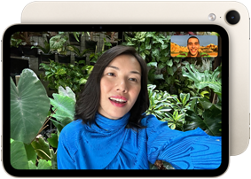 iPad mini, vue de face, affichant l'interface d'une caméra avant horizontale Center Stage 12MP, montrant une personne participant à un appel vidéo entourée de verdure