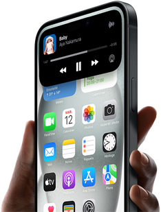 iPhone 15 tenu en main, Dynamic Island montrant des informations de suivi d'un parcours en covoiturage.