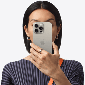 Une personne tenant un iPhone 15 Pro Max devant son visage
