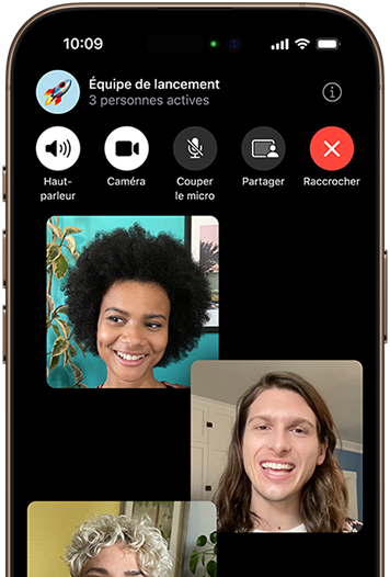 Appel FaceTime en groupe sur un iPhone 16 Pro en titane sable