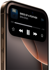 Une chanson est en cours de lecture sur un iPhone 16 Pro en titane sable
