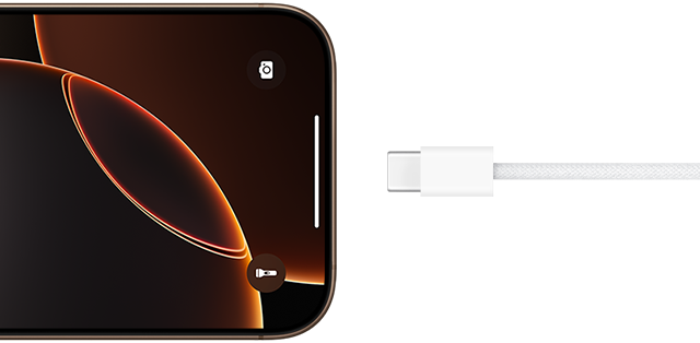 Câble USB-C branché sur un iPhone 16 Pro en titane sable