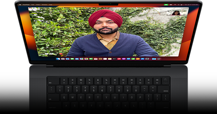 Image d'un appel vidéo FaceTime sur le MacBook Pro.