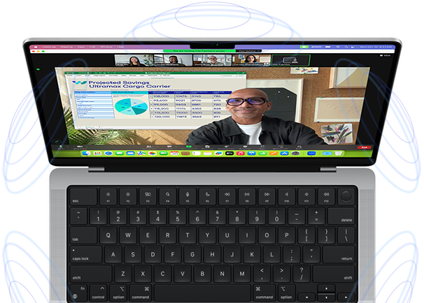 MacBook Pro entouré de cercles concentriques bleus pour suggérer la sensation 3D que procure l'Audio spatial. À l'écran, une personne utilise la fonctionnalité Incrustation de l'intervenant lors d'une visioconférence Zoom pour apparaître devant le contenu qu'elle est en train de présenter.