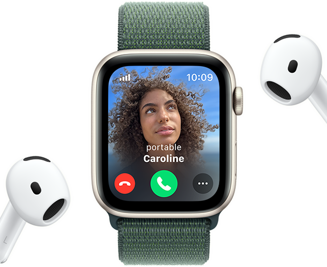 Appel entrant sur une Apple Watch SE, à côté d'une paire d'AirPods