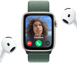 Appel entrant sur une Apple Watch SE, à côté d'une paire d'AirPods