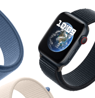Apple Watch SE avec bracelet Boucle Sport affichant le fond d'écran Astronomie avec la planète Terre.