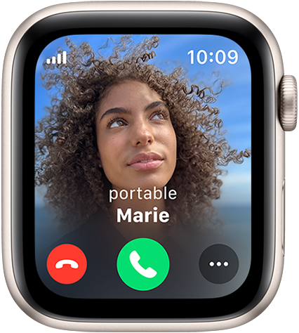 Apple Watch SE affichant un appel entrant avec le nom et la photo de la personne.