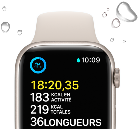 Apple Watch SE montrant l'écran de l'exercice Nage en eau libre. Des gouttes d'eau entourent l'appareil