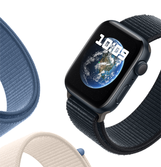 Apple Watch SE avec bracelet Boucle Sport affichant le fond d'écran Astronomie avec la planète Terre.