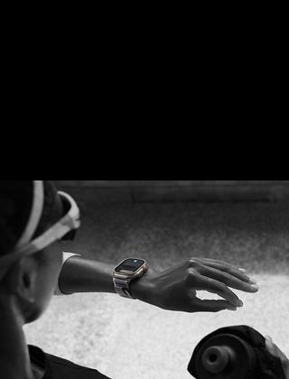 Une personne qui court regarde une Apple Watch Ultra 2 à son poignet gauche et effectue le geste toucher deux fois avec l'index et le pouce de sa main gauche