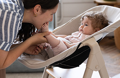 Chaise haute Evoclick 5-en-1 BEABA coloris Argile avec tablette