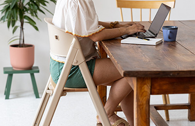 Chaise évolutive pliable Evoclick BEABA repliée pour un rangement compact