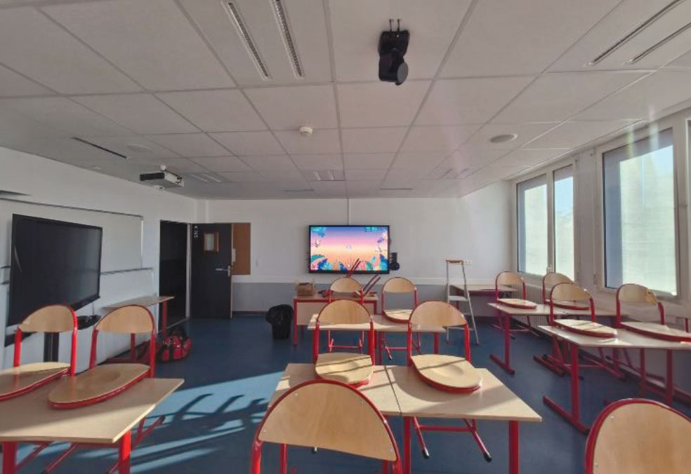 Photo d'une salle de classe équipée de matériel de projection