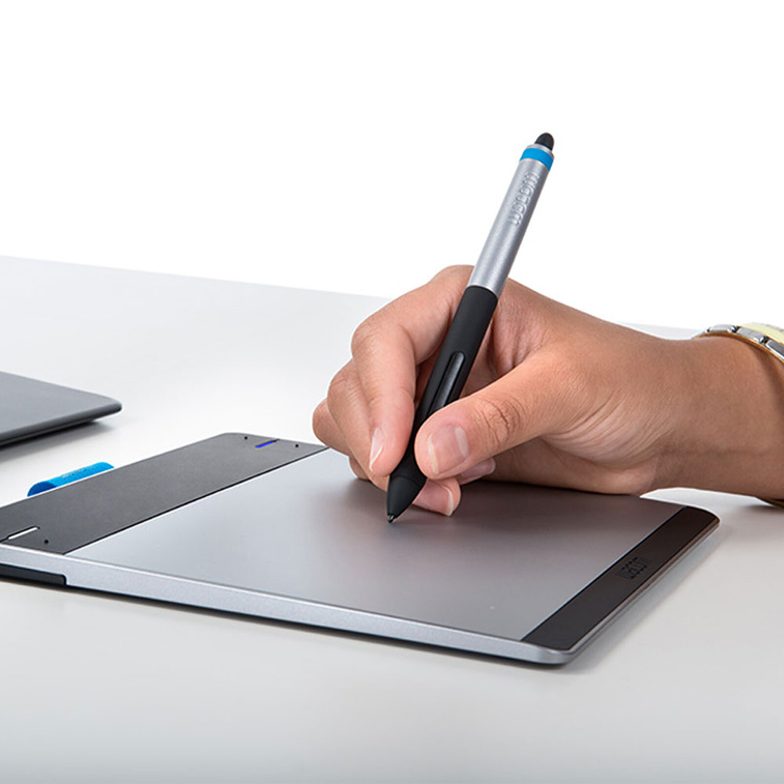 Wacom Intuos Pen & Touch Small - Tablette graphique Wacom sur LDLC