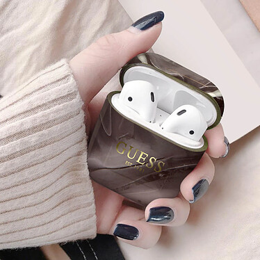 Étui AirPods Silicone Semi-rigide Motif Marbre Guess - Noir pas cher