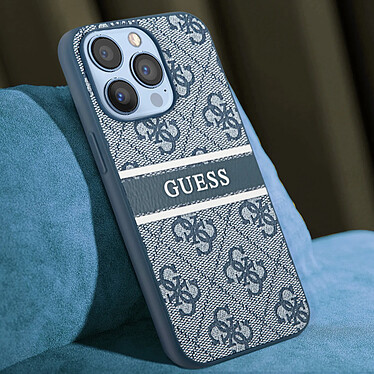 Acheter Guess Coque pour iPhone 13 Pro avec Imprimé et Bande Monochrome Luxe Bleu Clair