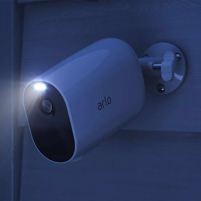 Acquista Telecamera Arlo Essential XL Spotlight - Bianco